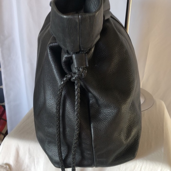 VINCE CAMUTO black pebble leather large shoulder handbag. - Picture 7 of 16
